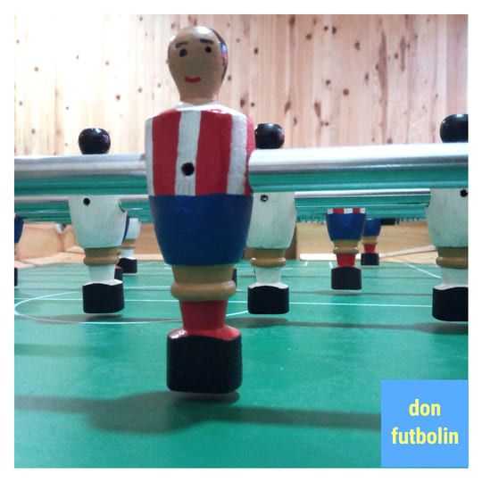Futbolín Don Futbolín Madrid con jugadores de pies juntos